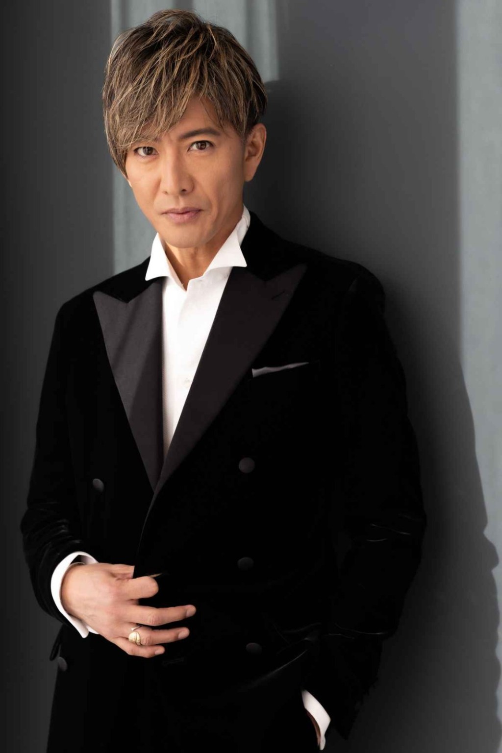 報道指木村拓哉在本月2日與妻女時散步,被追問有關中居的事時,保持沉默,一度展露不悅情緒。 報道指木村拓哉在本月2日與妻女時散步,被追問有關中居的事時,保持沉默,一度展露不悅情緒。
