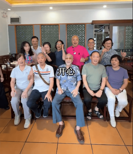 盧海鵬和一眾親戚都好開心。