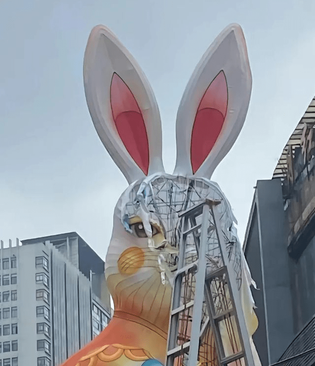 网上图片显示，被批评太丑的巨型兔仔灯正在被拆除。