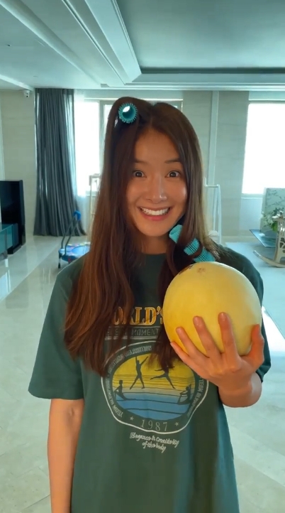 李施昤乖乖照做。