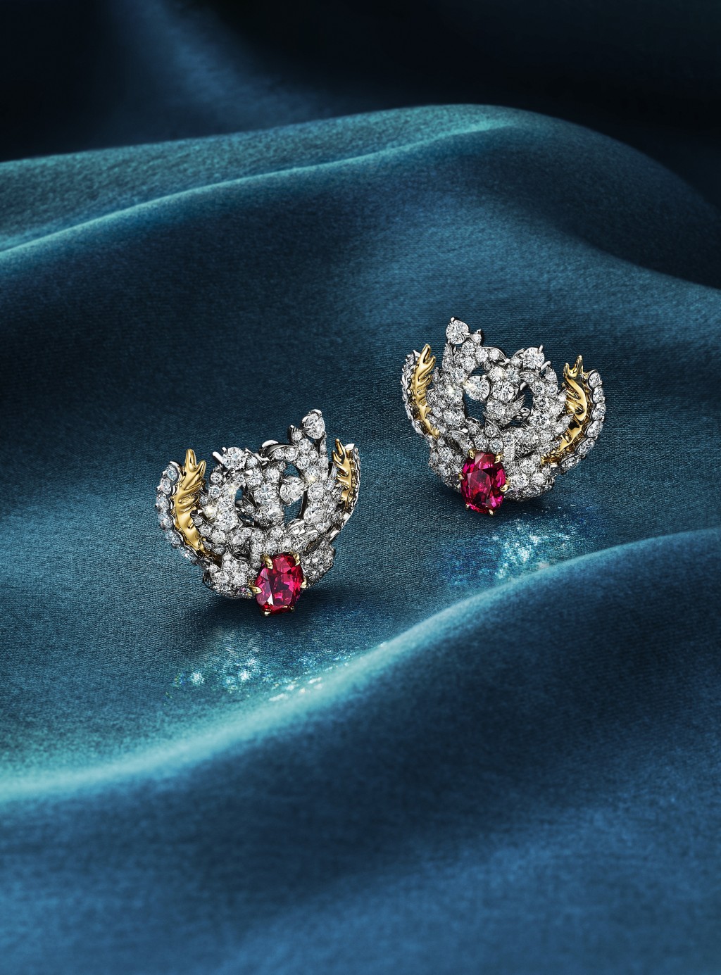 Anemone鉑金及18K黃金鑽石耳環， 鑲嵌共重逾2卡的紅寶石。