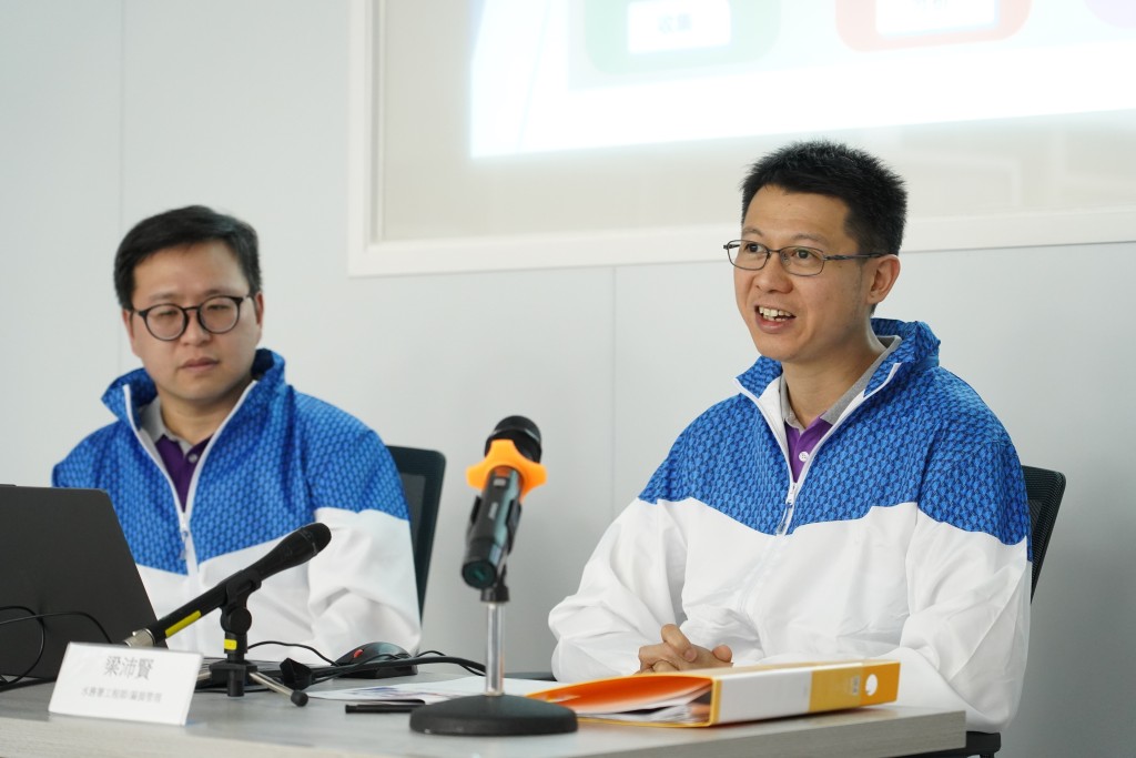 龔文海(左)和梁沛賢(右)講解水管更新工作進展。 葉偉豪攝