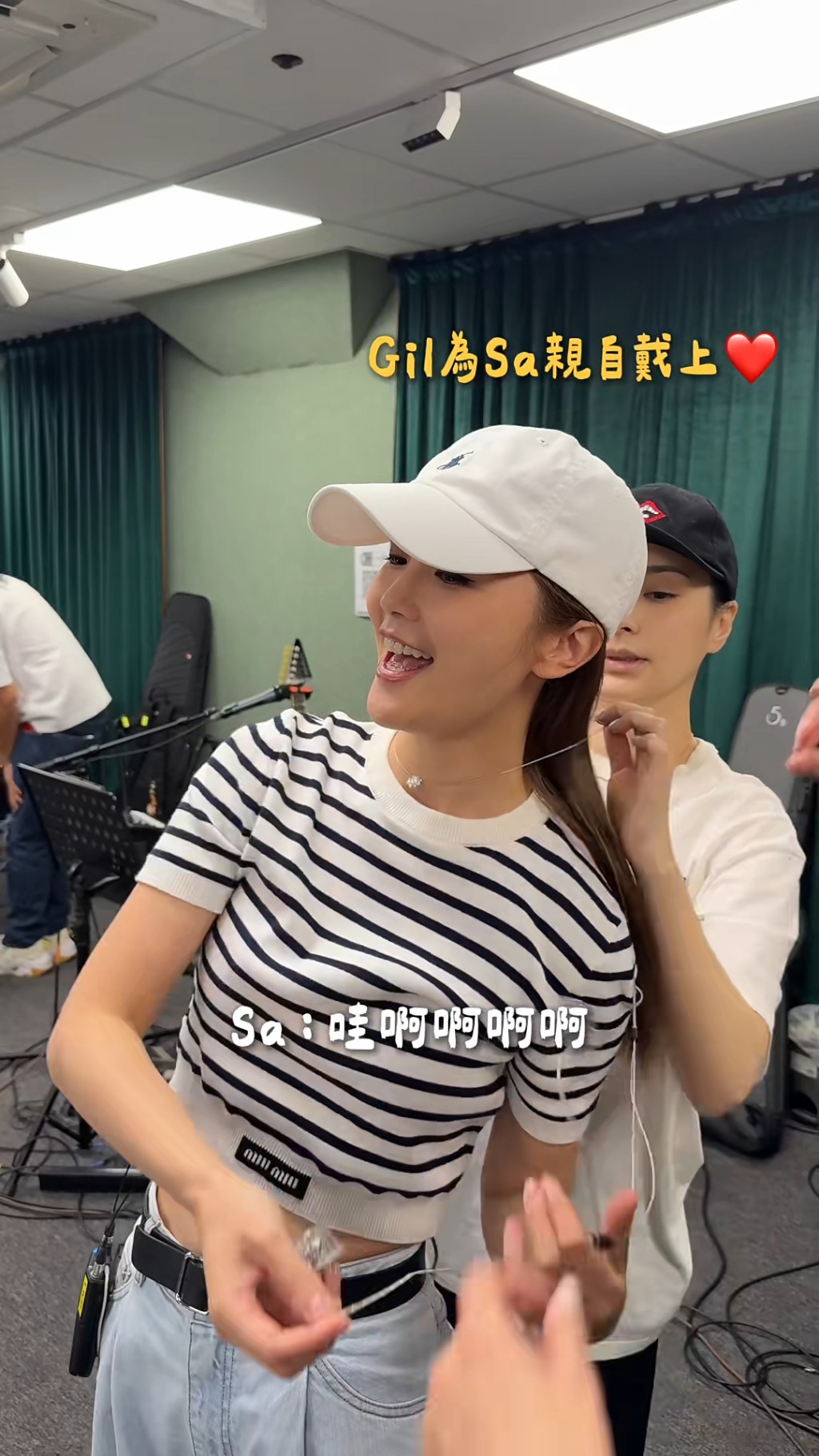 阿嬌鍾欣潼親手為阿Sa蔡卓妍戴上。