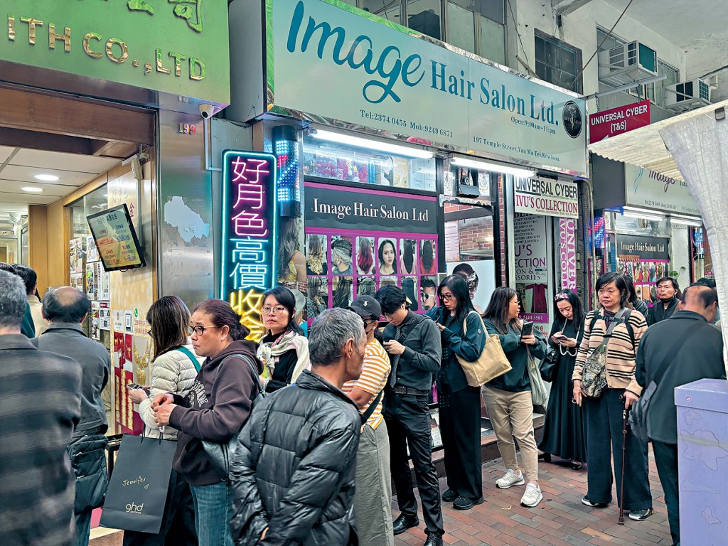 即使下着綿綿細雨，亦無礙市民在金舖外排隊買賣黃金。