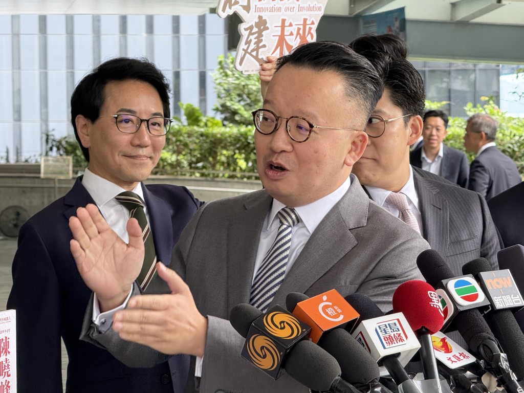 陳曉峰今日報名參選法律界。