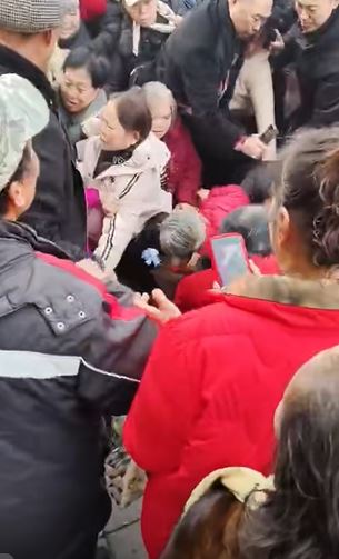 各地跟风办杀猪宴，但参加人数太多，导致抢食争位打交等混乱。抖音