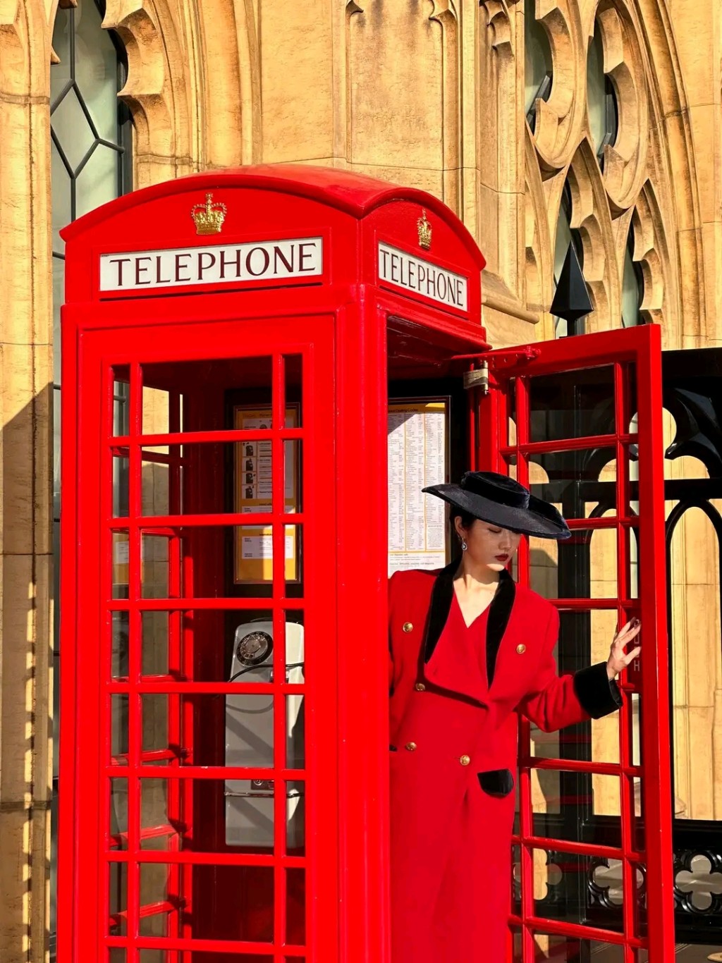澳門好去處2023｜4. 澳門倫敦人 紅色電話亭，充滿英倫古典風味。