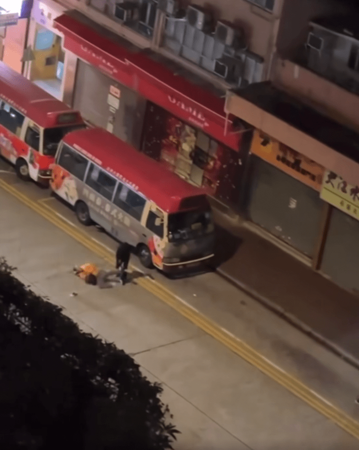 混亂中,橙衣男子起腳反抗,卻失足倒地,鞋子亦甩脫。fb「車cam L(香港群組)」 混亂中,橙衣男子起腳反抗,卻失足倒地,鞋子亦甩脫。fb「車cam L(香港群組)」