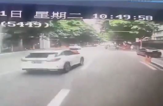 廣州有司機埋頭睇手機，撞上巴士站台。