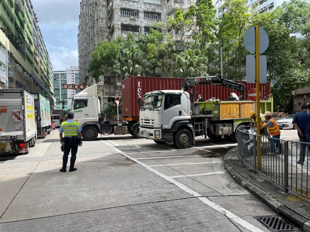 葵青警區聯同相關部門拖走19部棄置電單車。警方圖片