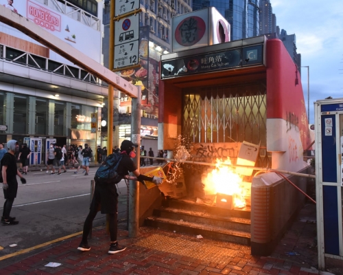 港鐵站被縱火。