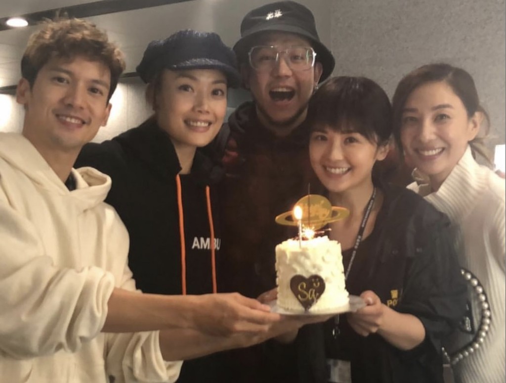 鄭希怡（右1）稱與Steven（中）是好朋友。