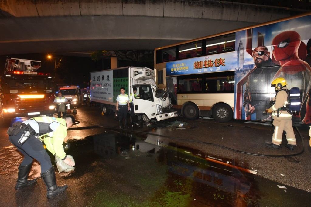 兩車合共14人受傷