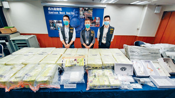 ■警方上周展示上海街「吉鋪」檢獲近一億六千萬元冰毒。