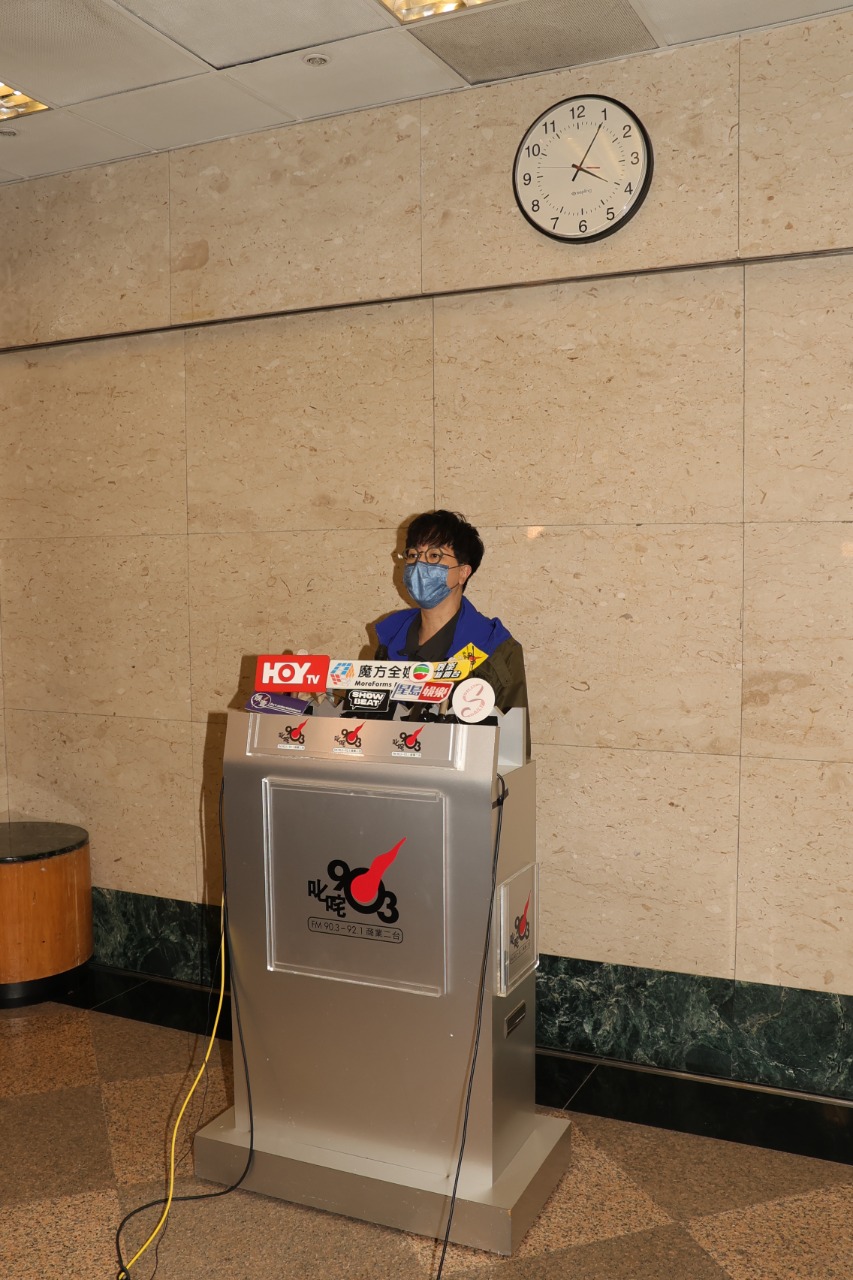 余迪偉在商台舉行記者會。