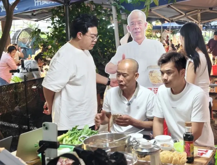 莫氏鸡煲老板成为了生意牌。