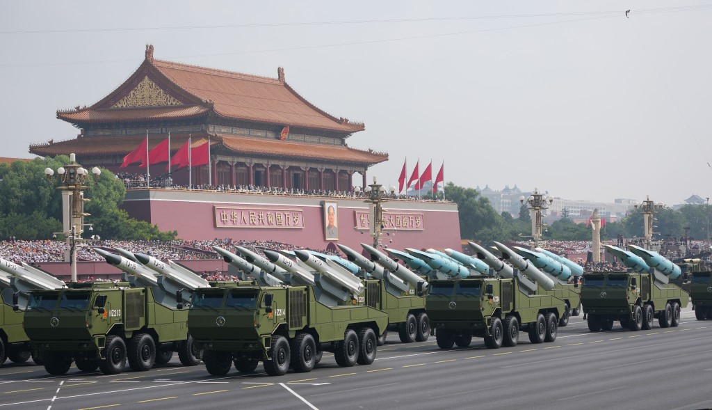 北京九三閱兵對外展示大批尖端軍備。新華社