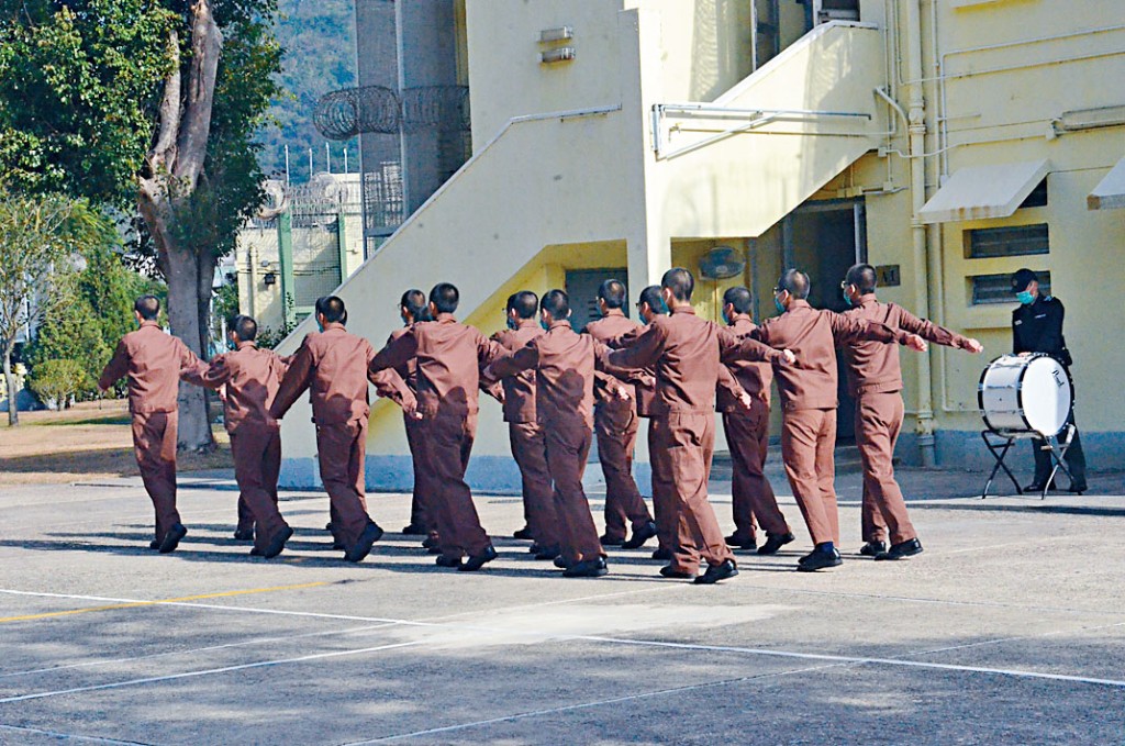 沙嘴懲教所在囚人士進行步操。