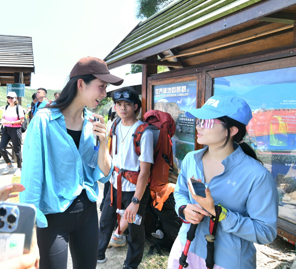 旅遊界立法會議員江旻憓在現場與旅客互動,但未有回應記者提問便離去。資料圖片 旅遊界立法會議員江旻憓在現場與旅客互動,但未有回應記者提問便離去。資料圖片