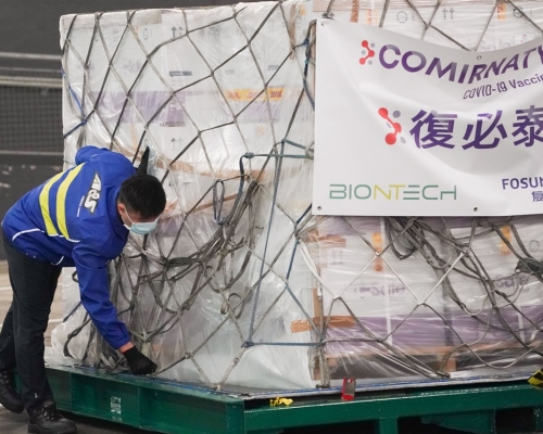 最新一批復必泰疫苗運抵本港。資料圖片