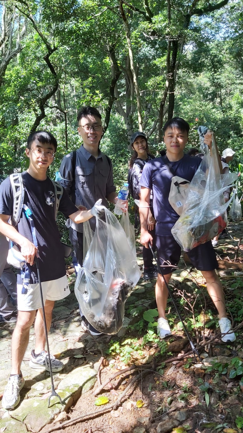 學會同時鼓勵會員身體力行，曾舉辦郊野公園清潔活動，組織會員及其親友一同上山清理垃圾，為保護環境出一分力。