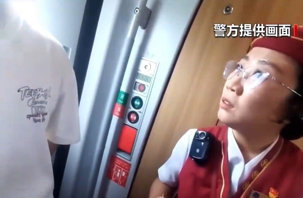 閉路電視拍下男子非禮身旁女子的情況。環球網 閉路電視拍下男子非禮身旁女子的情況。環球網