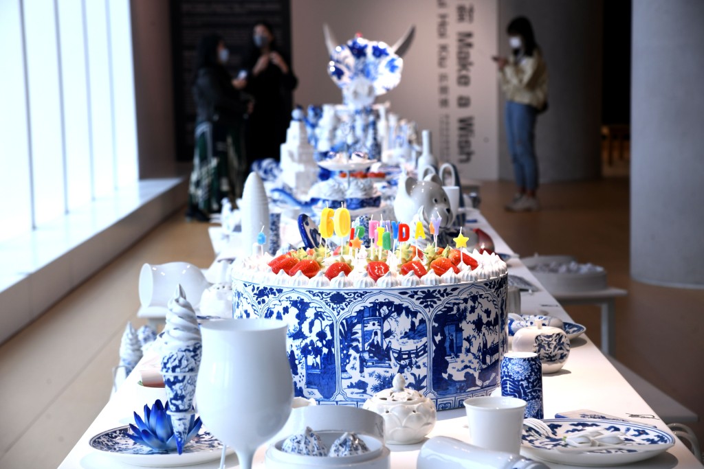 許開嬌為展覽製作了約五百件青花瓷作品，看來如一桌豐富盛宴。