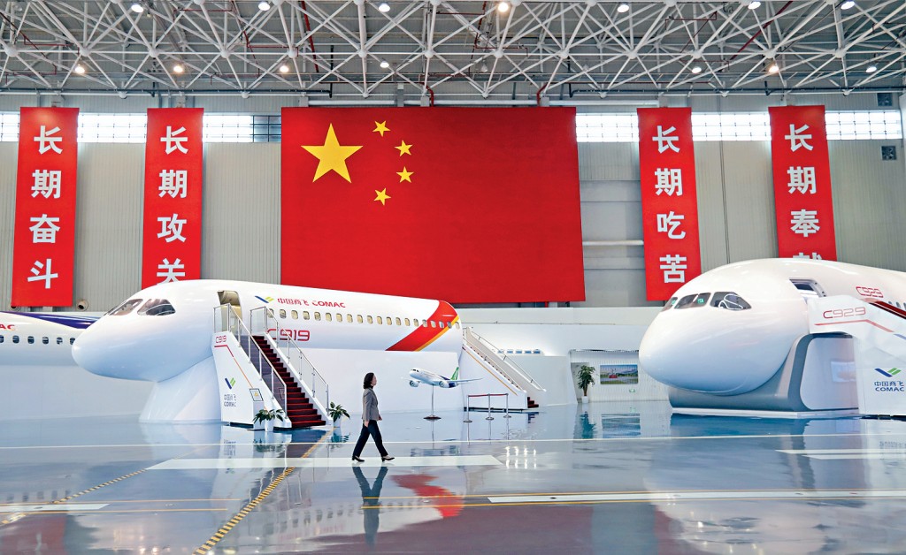 中國商飛上海飛機設計研究院展示的C919、C929的樣機。