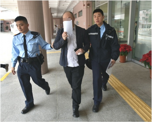 其中一名傷者治理後被帶警署調查。