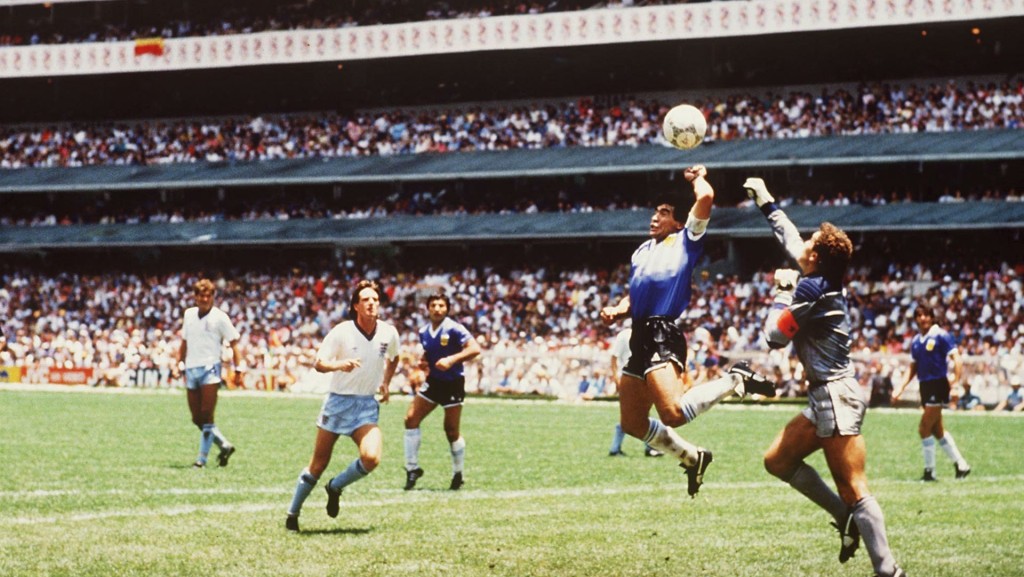 马勒当拿使用「上帝之手」的入球，是八六年世界杯最经典的一幕。