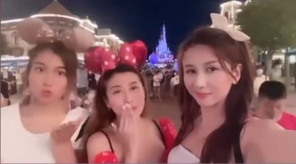 白雲、劉晨芝及阮兒由朝玩到晚。