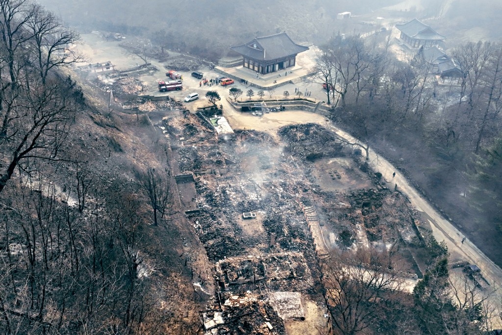 南韓義城郡的千年古剎孤雲寺遭山火蹂躪後滿目蒼夷。