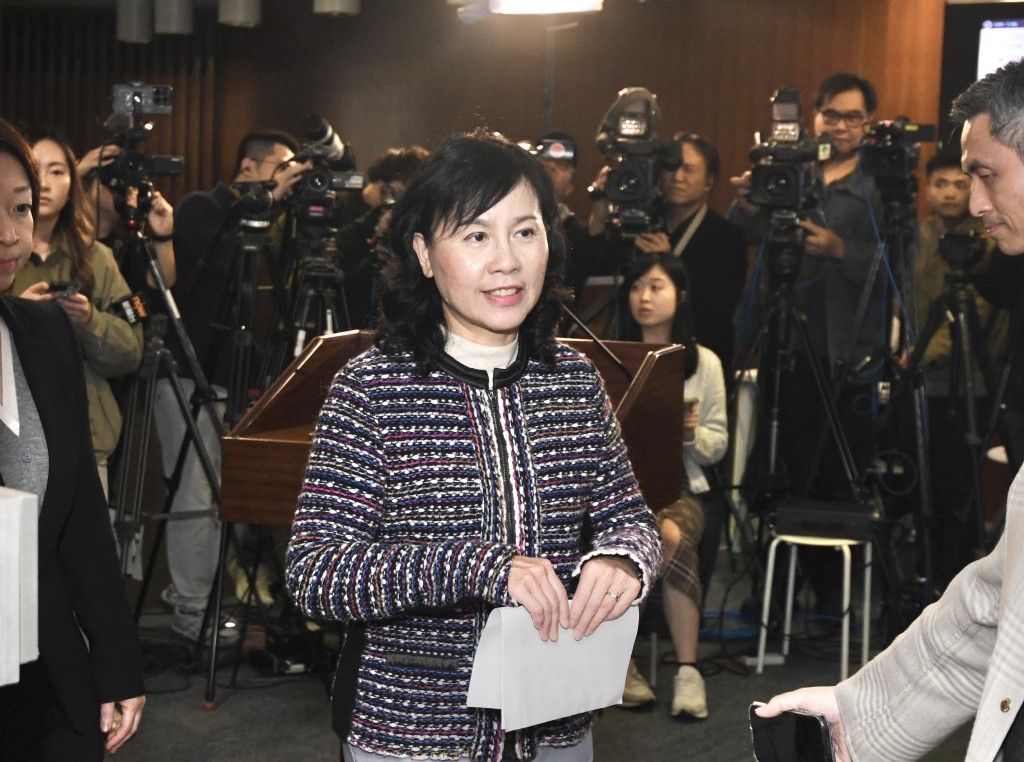 陳美寶指，經徵詢律政司法律意見後，決定先刪除相關條文，完善後再提交立法會。