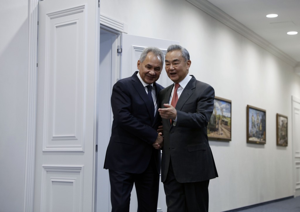 外長王毅在莫斯科同俄羅斯聯邦安全會議秘書紹伊古會晤。中新社