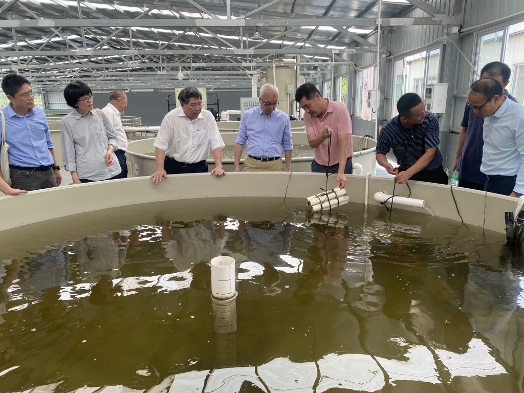谢展寰（右五）昨日下午到访广东国际渔业高科技园。政府新闻处图片