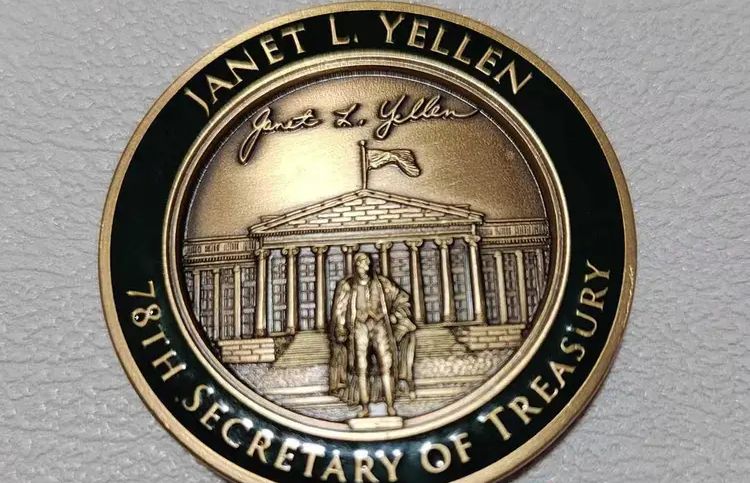 耶倫回贈了刻有她名字的美國財政部紀念章。