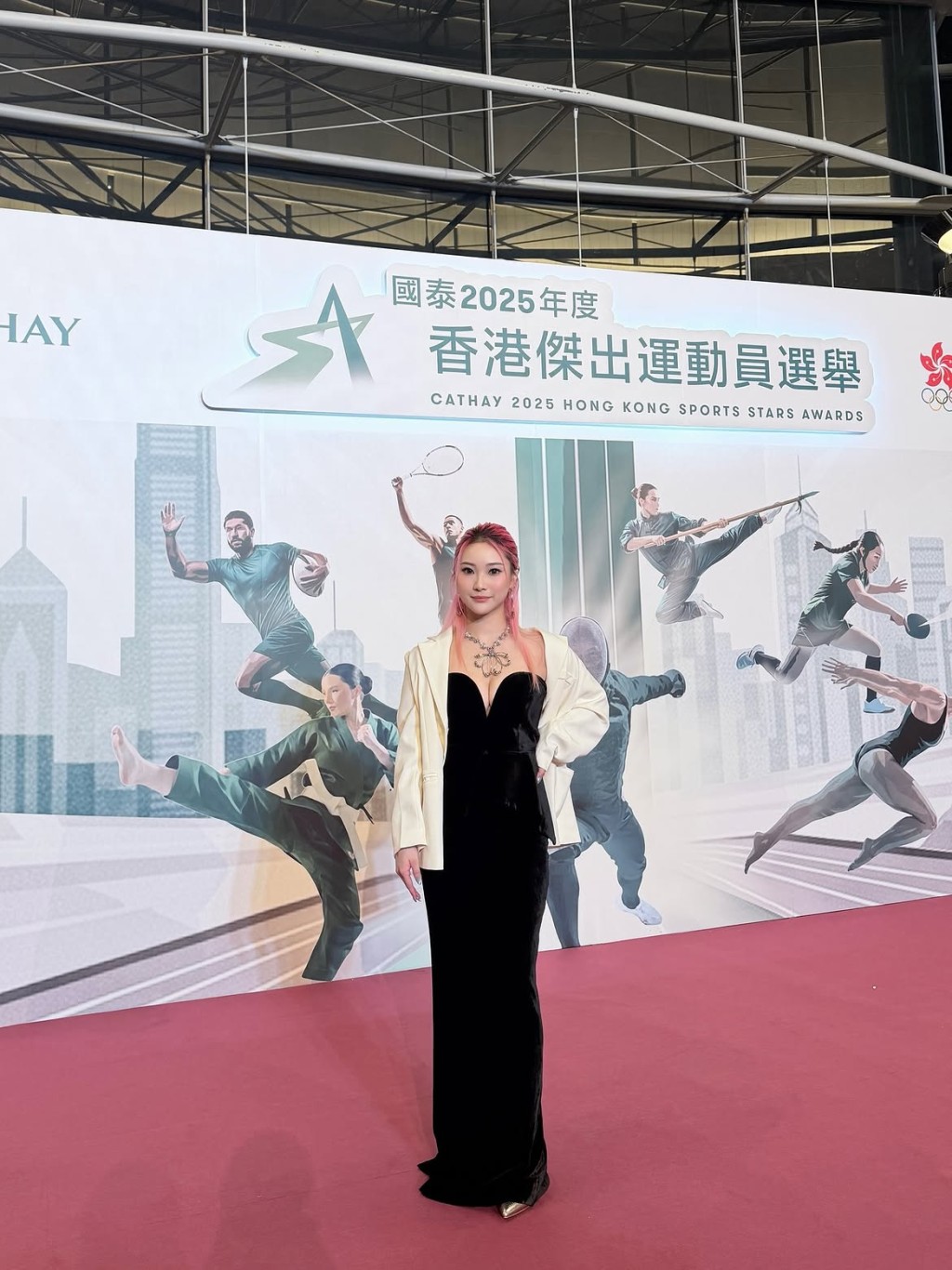 沈曉榆穿上超低胸戰衣參加傑出運動員典禮。