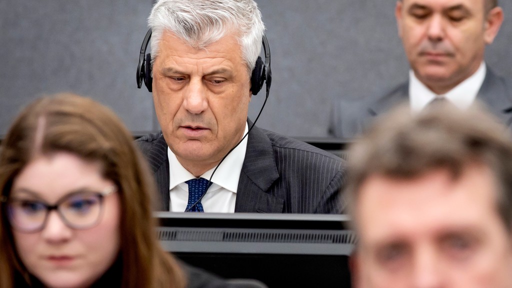 科索沃前總統塔奇(Hashim Thaci)在海牙特別法庭受審。 美聯社 科索沃前總統塔奇(Hashim Thaci)在海牙特別法庭受審。 美聯社