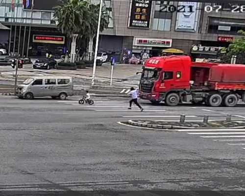 男童踩單車衝紅燈, 廣東輔警車流中勇救被授予一級嘉獎。