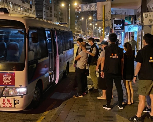 深水埗冚非法釣魚機賭檔,多人被捕。 警方圖片