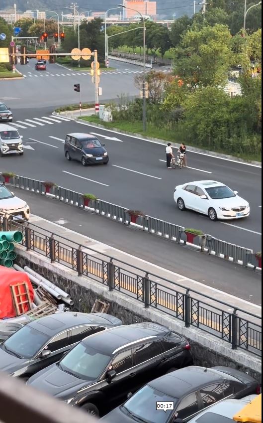 內地兩名大媽站在行車道吹水，玩命行徑惹來網民惡評。微博