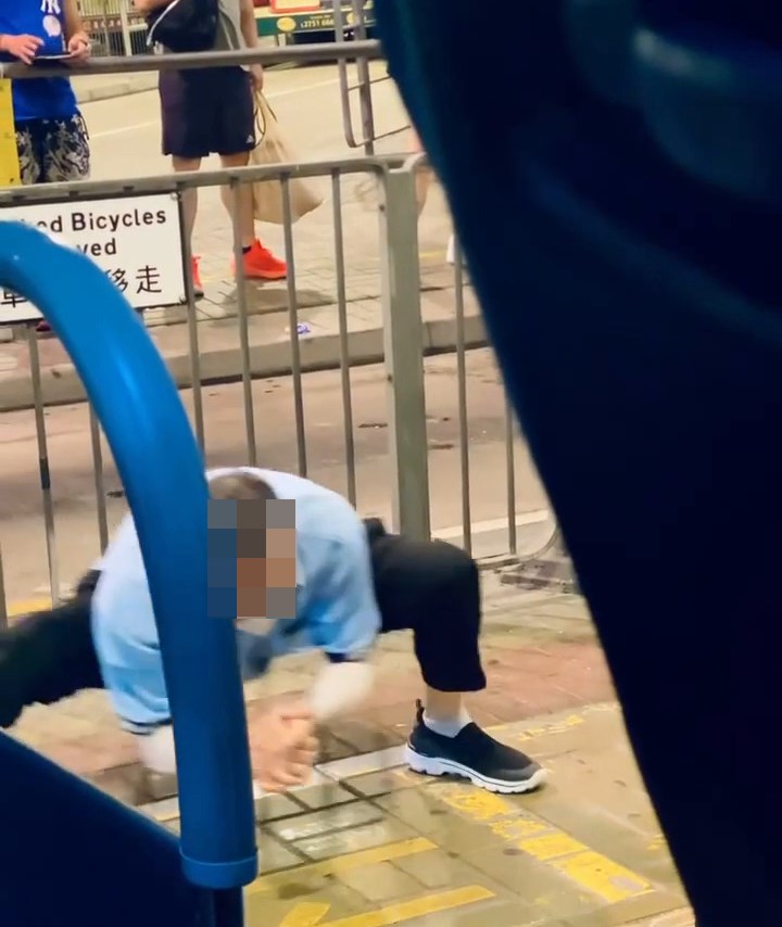 有人笑言大叔連番深蹲,「係咪跌咗嘢落 車底」。Threads截圖 有人笑言大叔連番深蹲,「係咪跌咗嘢落 車底」。Threads截圖
