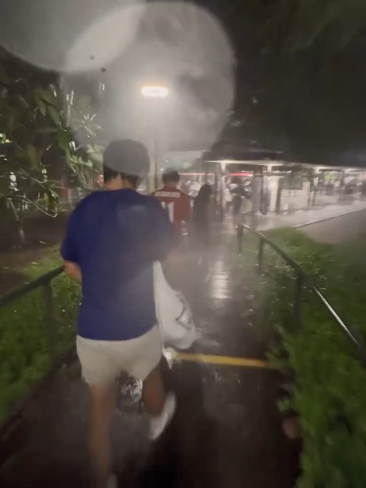 梁芷珮一家人在新加坡遇上暴雨。 梁芷珮一家人在新加坡遇上暴雨。