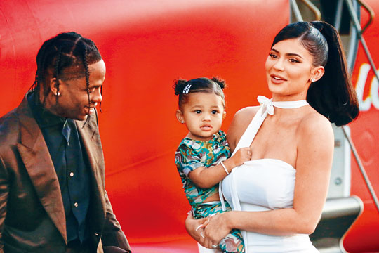 Kylie個多月前仍一家三口出席首映，但昨日傳出她與Travis已分手。