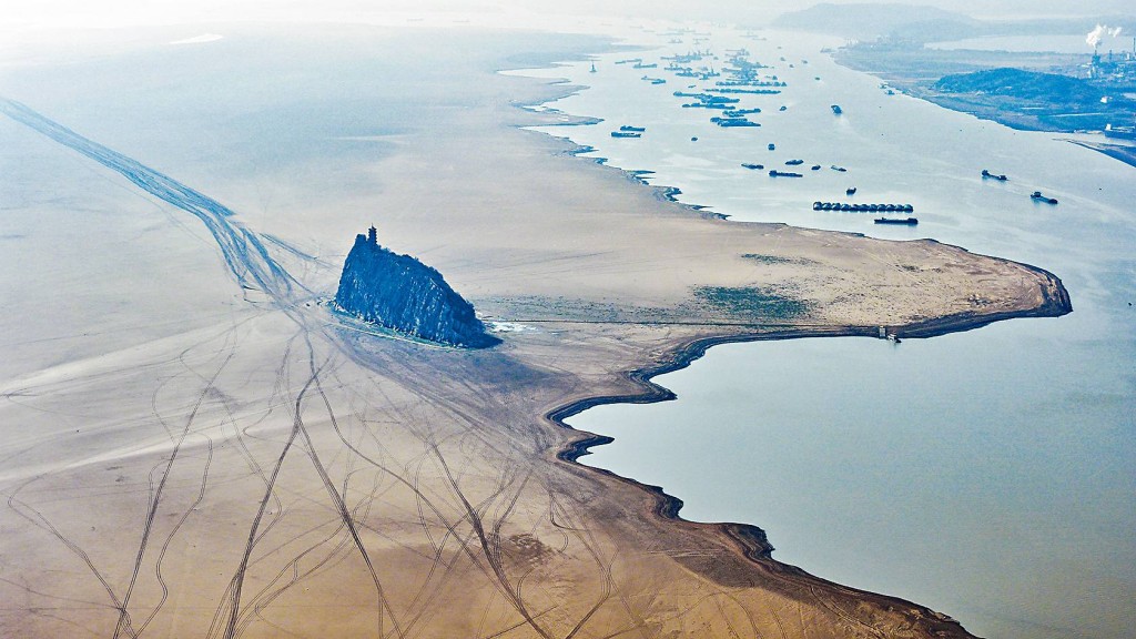 鄱陽湖跌破8米極枯水位。 中新社