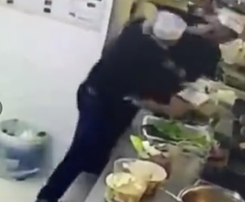 大連廚師手持菜刀斬總廚十多刀。網上圖片