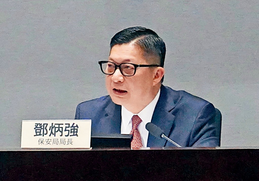 鄧炳強指，政府考慮動用警報系統時，必須謹慎衡量實際情況。