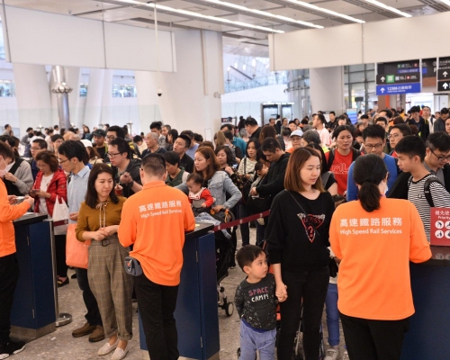 高鐵西九龍站人山人海。