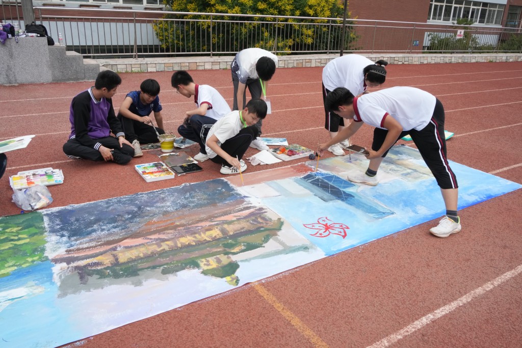 陈吕学生跟大连市第十五中学学生共绘一画，象徵中港一心。