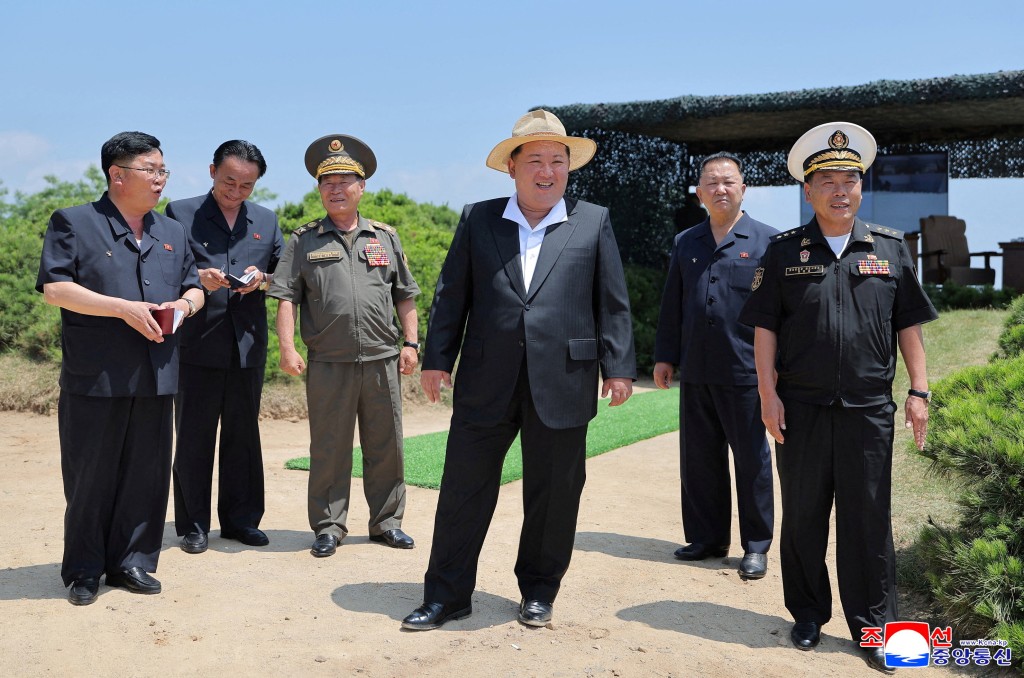 7月3日，北韩领导人金正恩在北韩境内某处秘密地点对新建的「姜健号」驱逐舰的作战系统进行评估，包括试射一枚战略巡航导弹。 路透社/朝中社